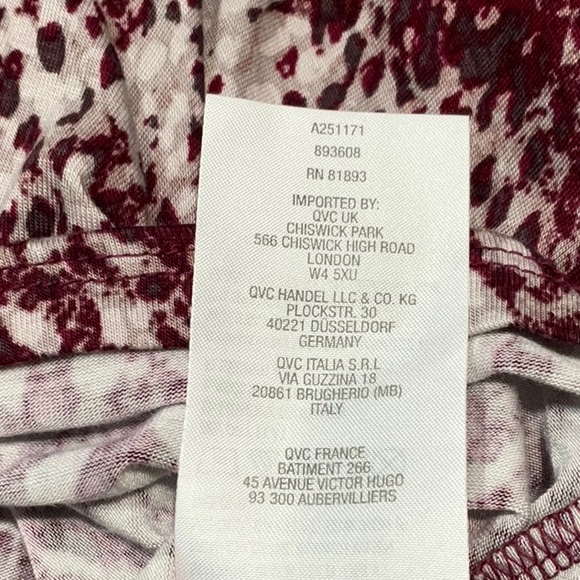 LOGO Printed Top w/Sharkbite Hem, EUC - Picture 9 of 9